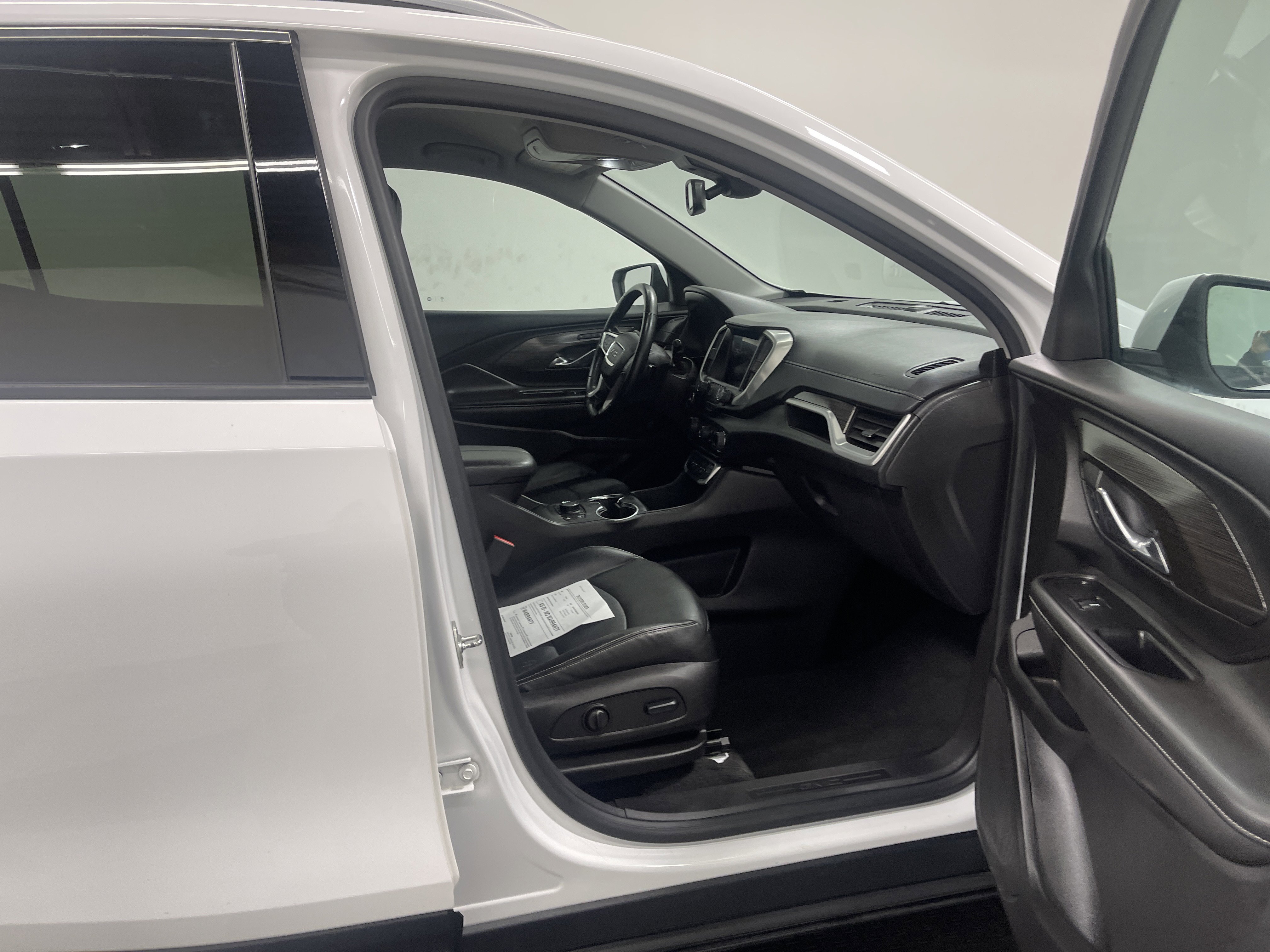 Used 2024 GMC Terrain SLT image 26