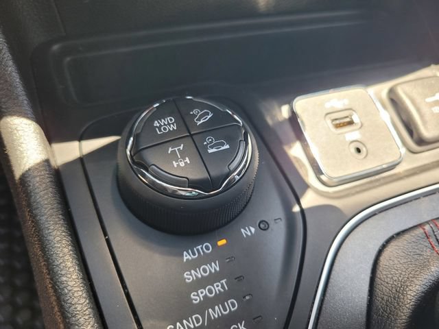 Used 2022 Jeep Cherokee Trailhawk w/ Comfort/Convenience Group AWD/4WD image 25