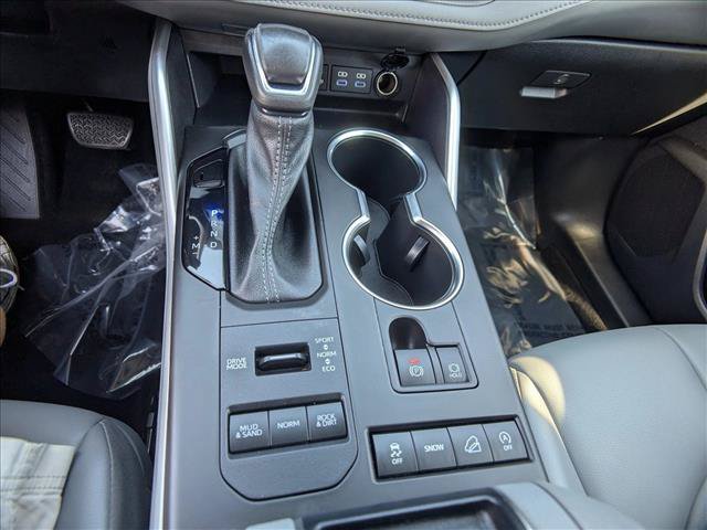 Used 2022 Toyota Highlander XLE AWD/4WD image 12