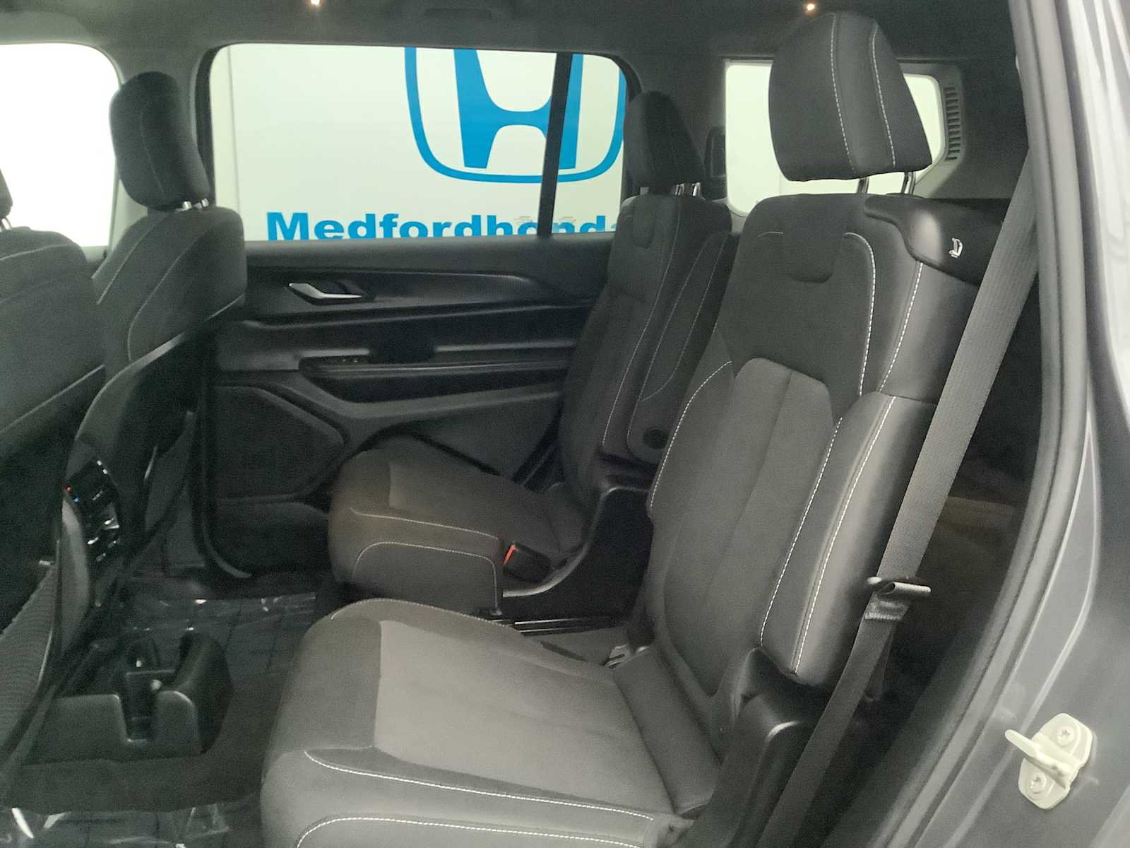 Used 2023 Jeep Grand Cherokee L Laredo image 13