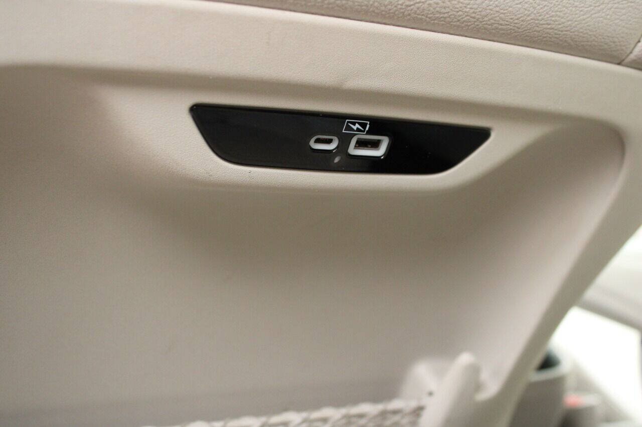 Used 2021 Chrysler Pacifica Touring-L FWD image 34