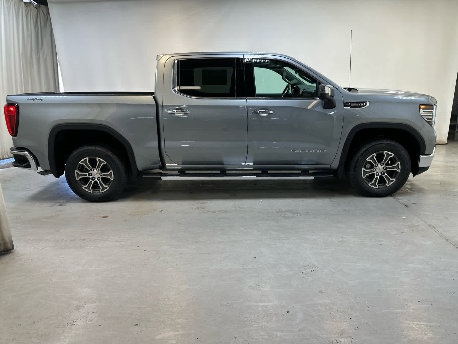 New 2026 GMC Sierra 1500 SLT w/ SLT Convenience Package image 9
