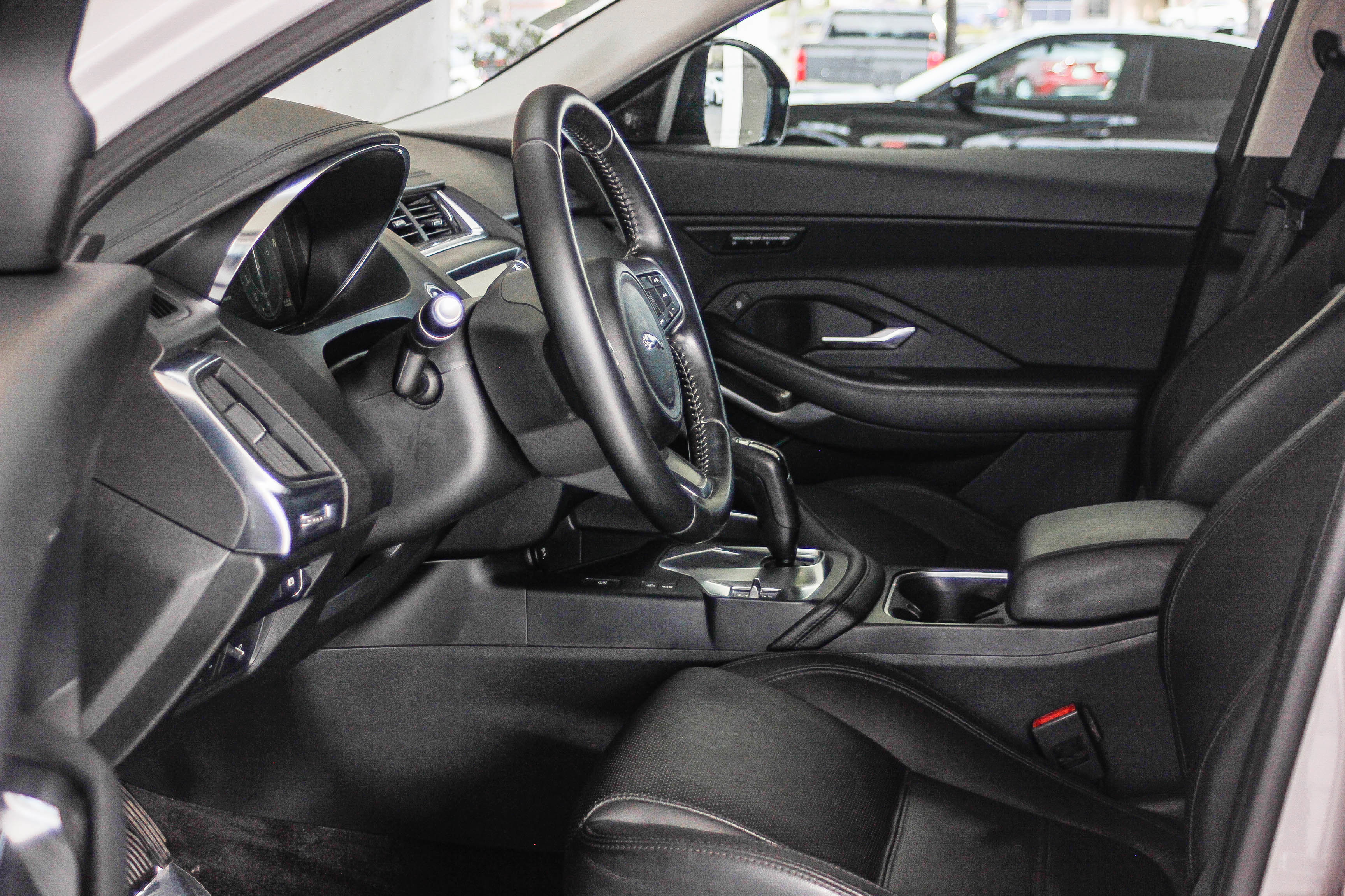 Used 2020 Jaguar E-PACE SE image 17