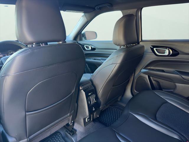 Used 2025 Jeep Compass Latitude w/ Convenience Group AWD/4WD image 39