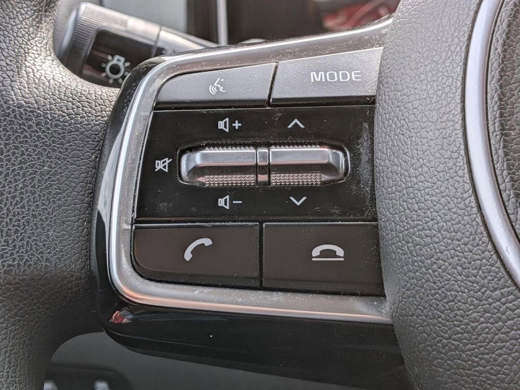 Used 2023 Kia Sorento LX image 17