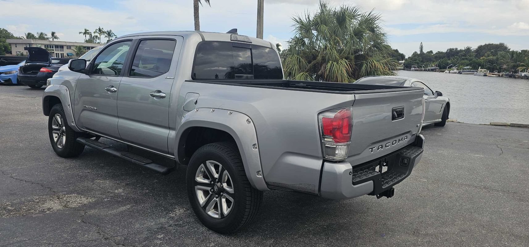 Used 2017 Toyota Tacoma Limited w/ Tow Package RWD image 3