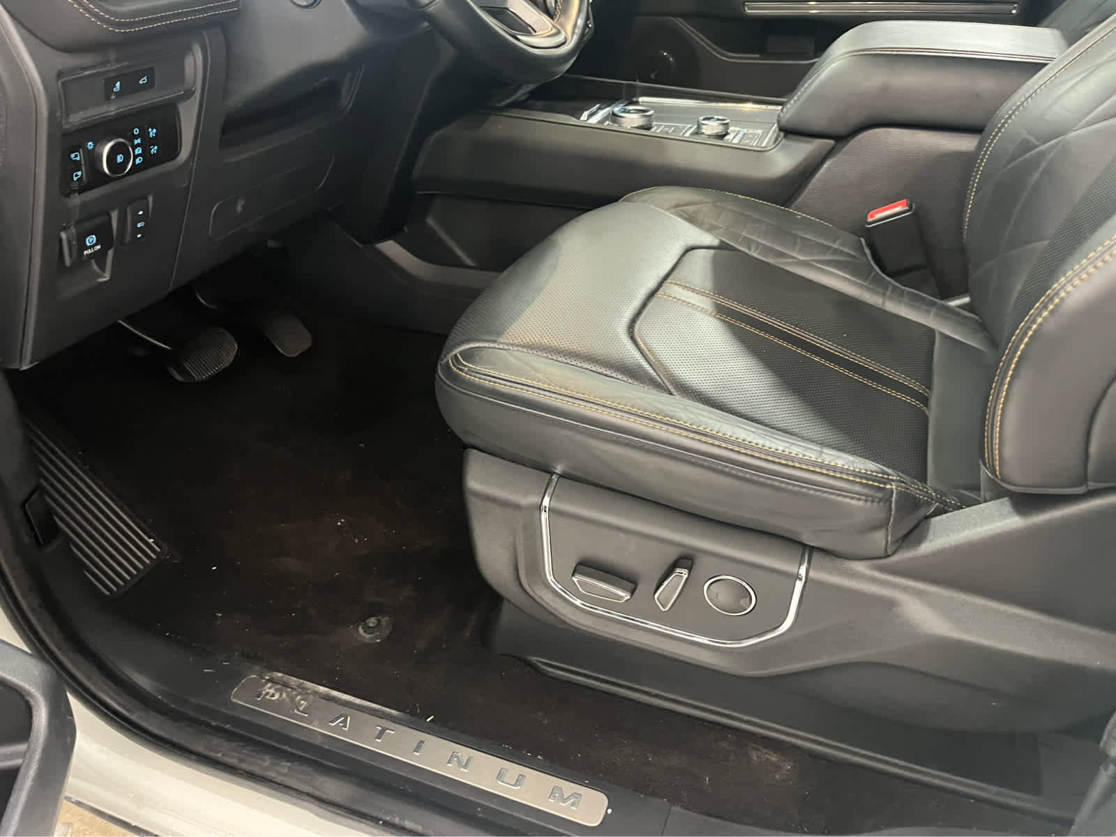 Used 2023 Ford Expedition Platinum image 16