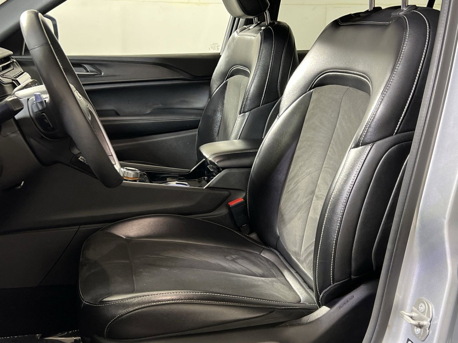 Used 2023 Jeep Grand Cherokee L Laredo image 11