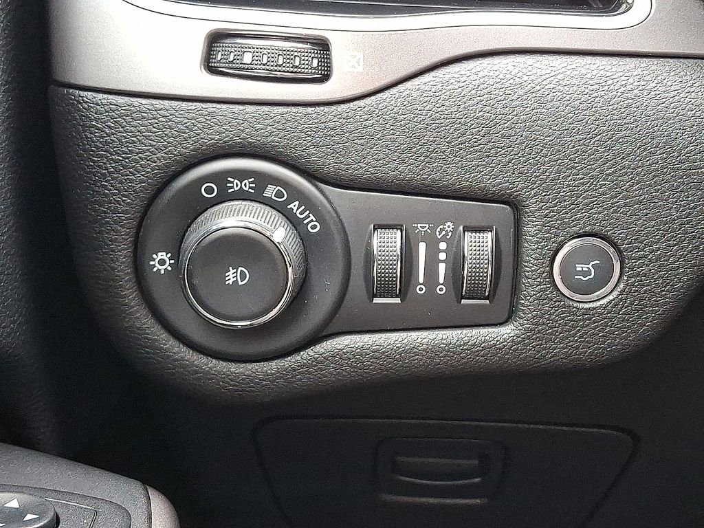 Used 2019 Jeep Cherokee Limited image 18