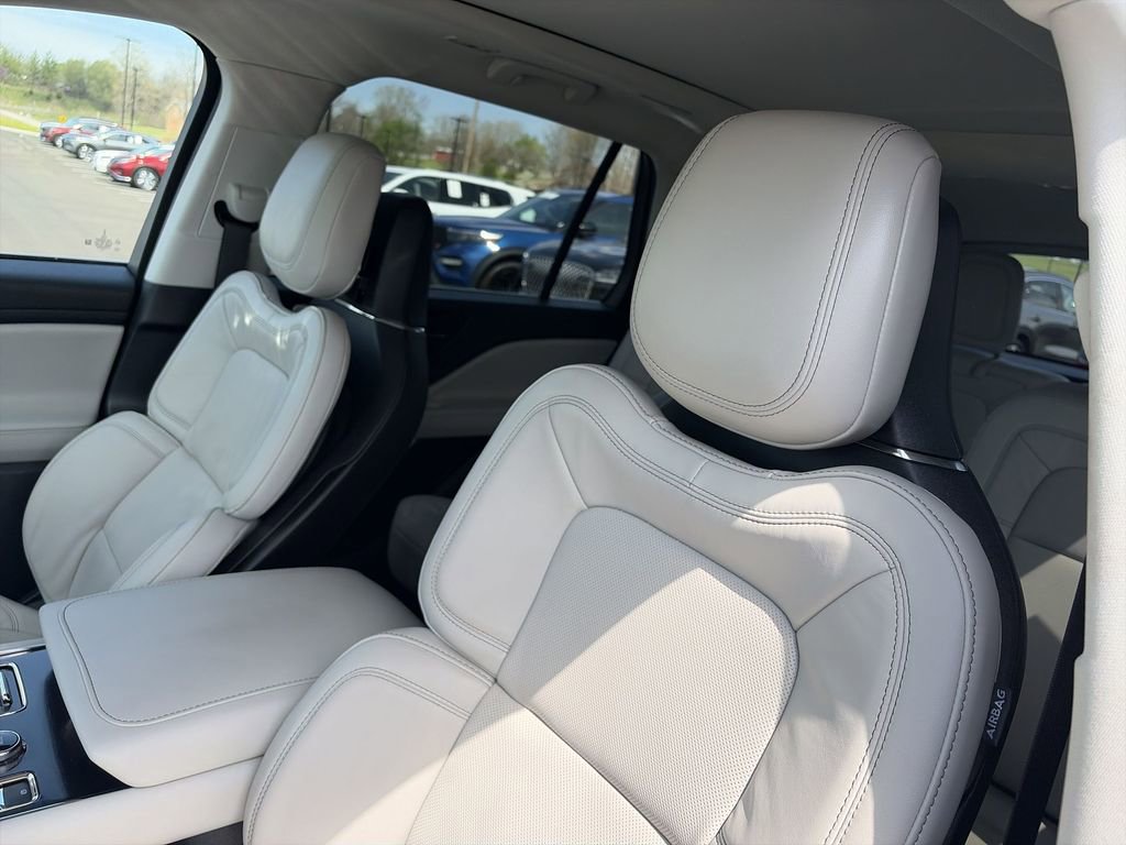 Used 2025 Lincoln Aviator Reserve w/ Equipment Group 201A image 11