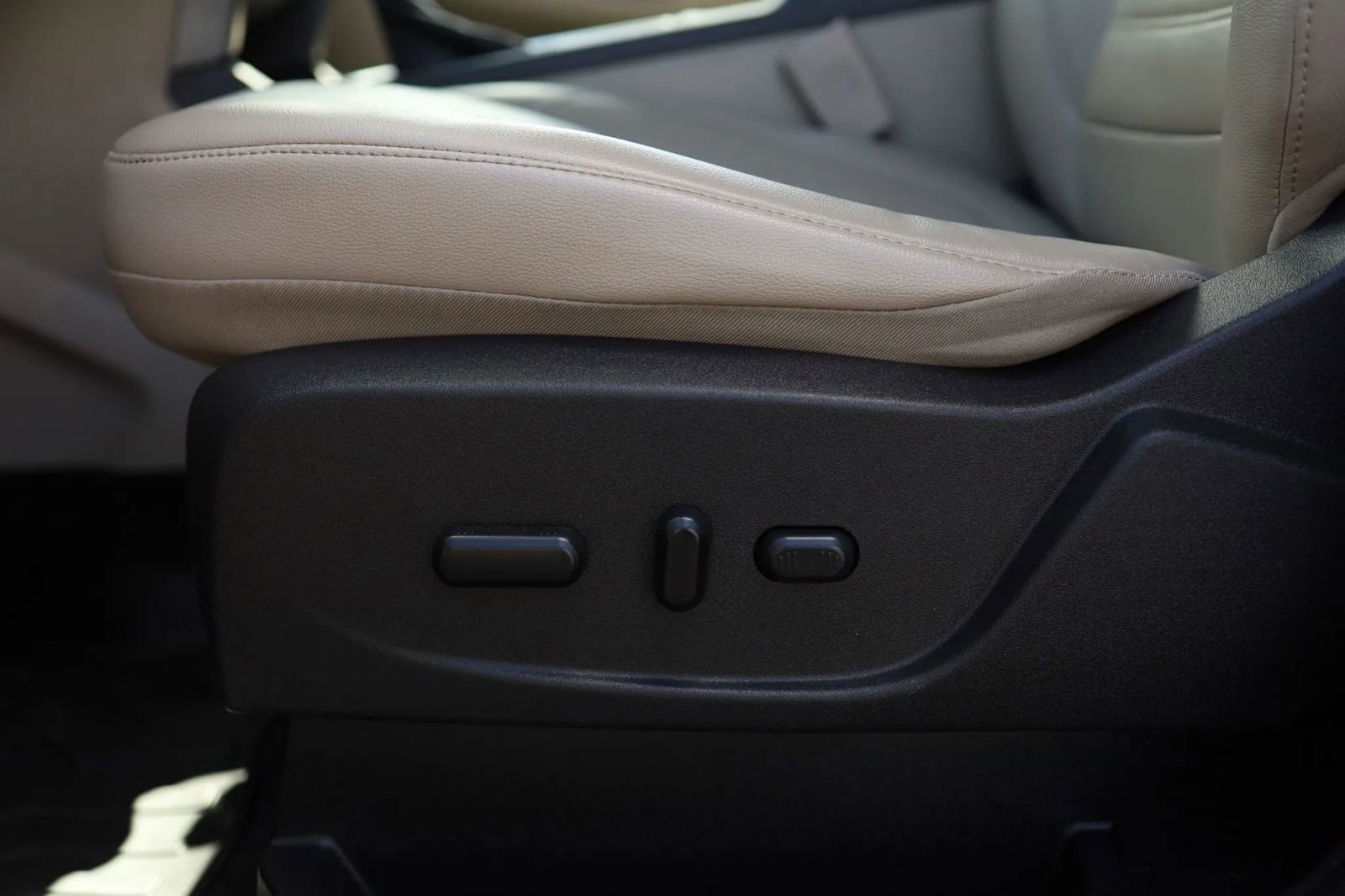 Used 2017 Ford Escape SE w/ SE Leather Comfort Package image 13