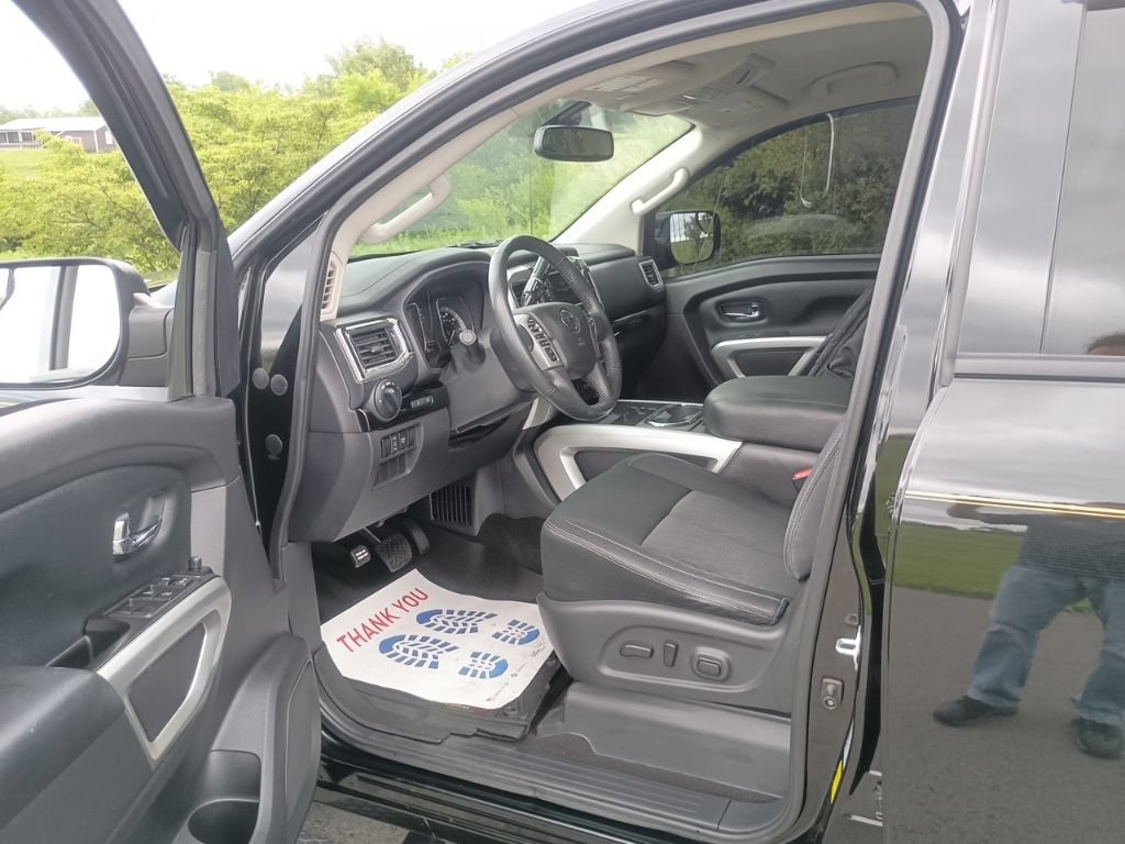 Used 2019 Nissan Titan SV w/ SV Convenience Package RWD image 8