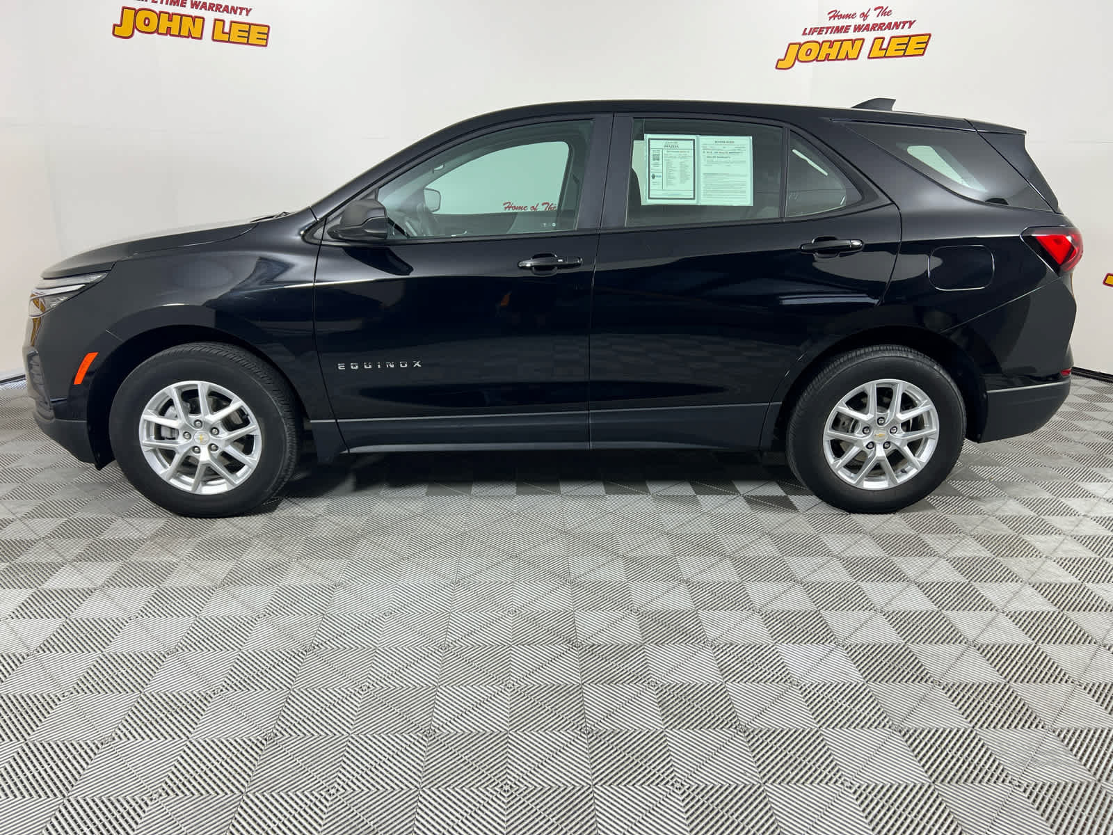 Used 2023 Chevrolet Equinox LS AWD/4WD image 2