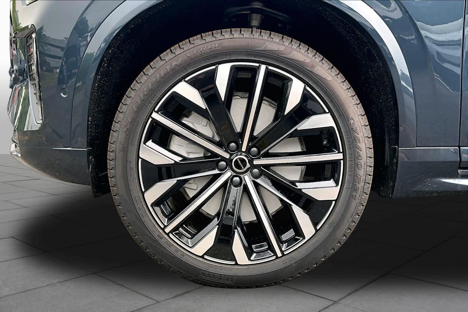 New 2026 Volvo XC90 T8 Plus w/ Protection Package Premier AWD/4WD image 16