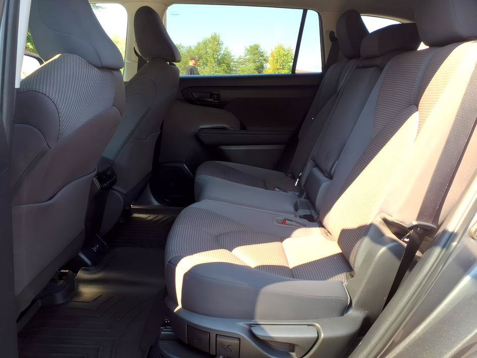 Used 2023 Toyota Highlander LE AWD/4WD image 13