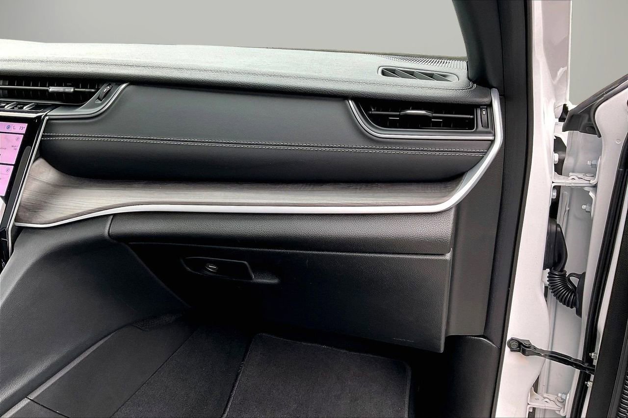 Certified 2025 Jeep Grand Cherokee Limited w/ Black Appearance Package image 22