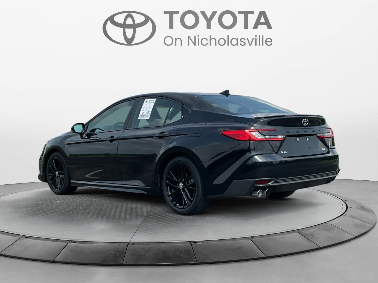 Used 2025 Toyota Camry SE FWD image 3