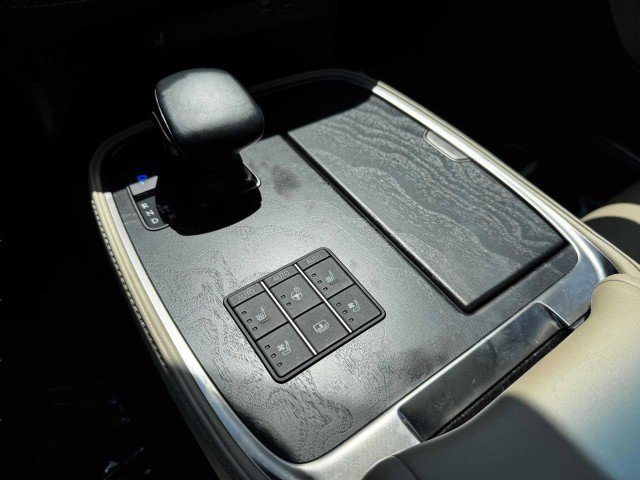 Used 2023 Lexus LS 500 w/ Accessory Package (Z2) image 32