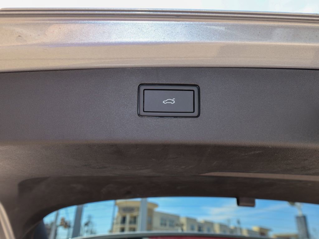 Used 2025 Volkswagen Tiguan SE image 11