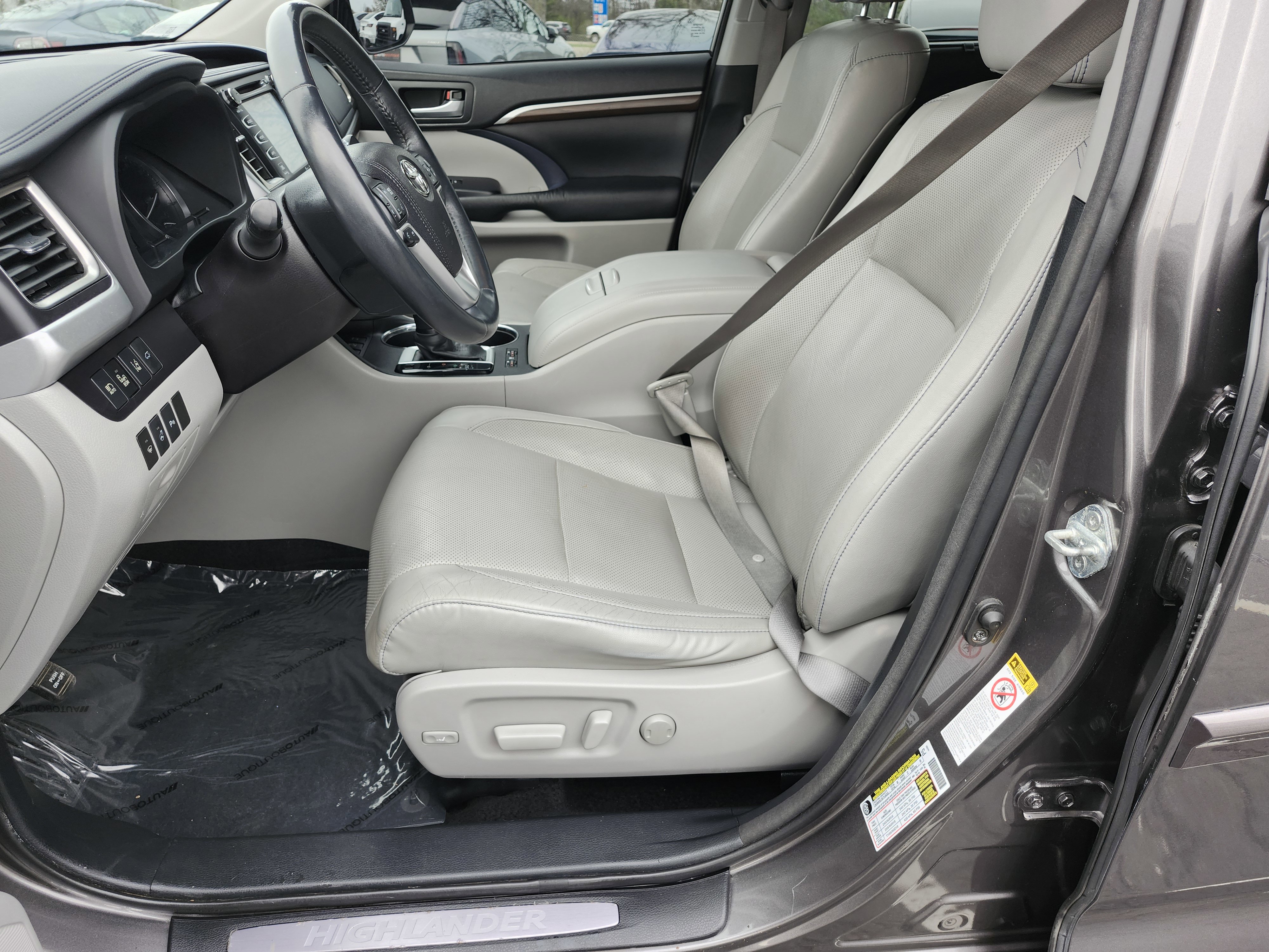 Used 2016 Toyota Highlander Limited image 25