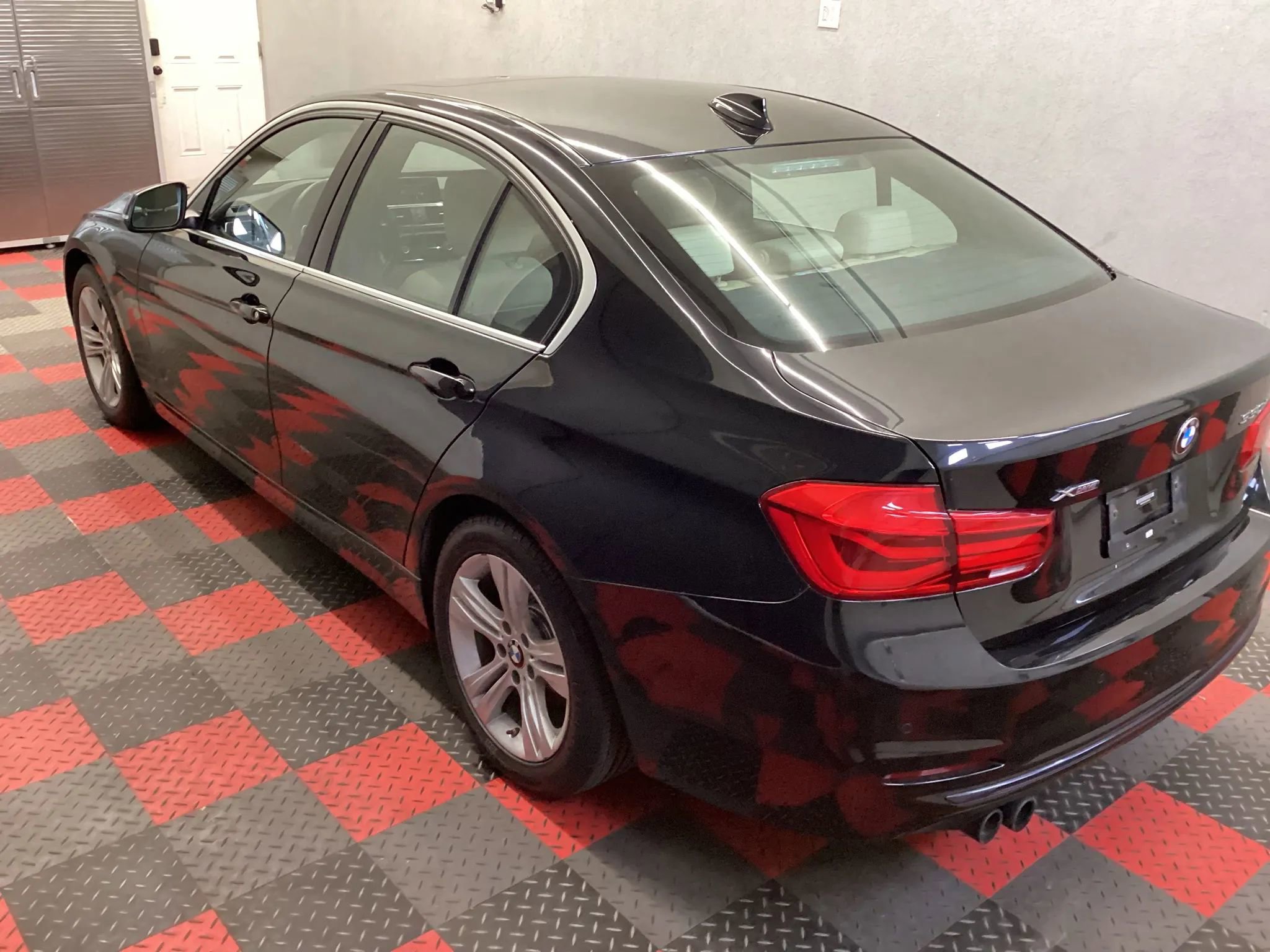 Used 2018 BMW 330i xDrive Sedan w/ Convenience Package AWD/4WD image 4