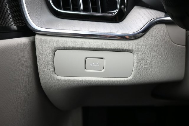 Used 2024 Volvo XC60 B5 Plus AWD/4WD image 27