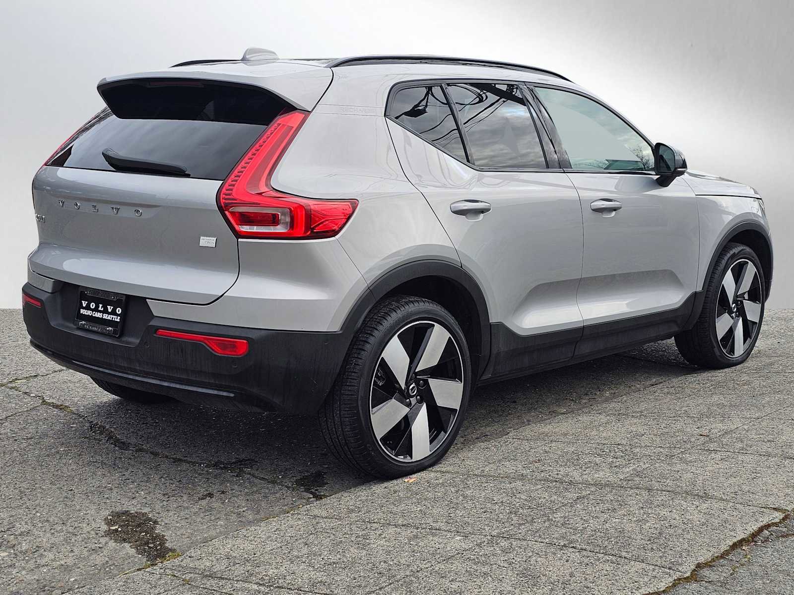 Certified 2023 Volvo XC40 Recharge Ultimate w/ Protection Package Premier image 3