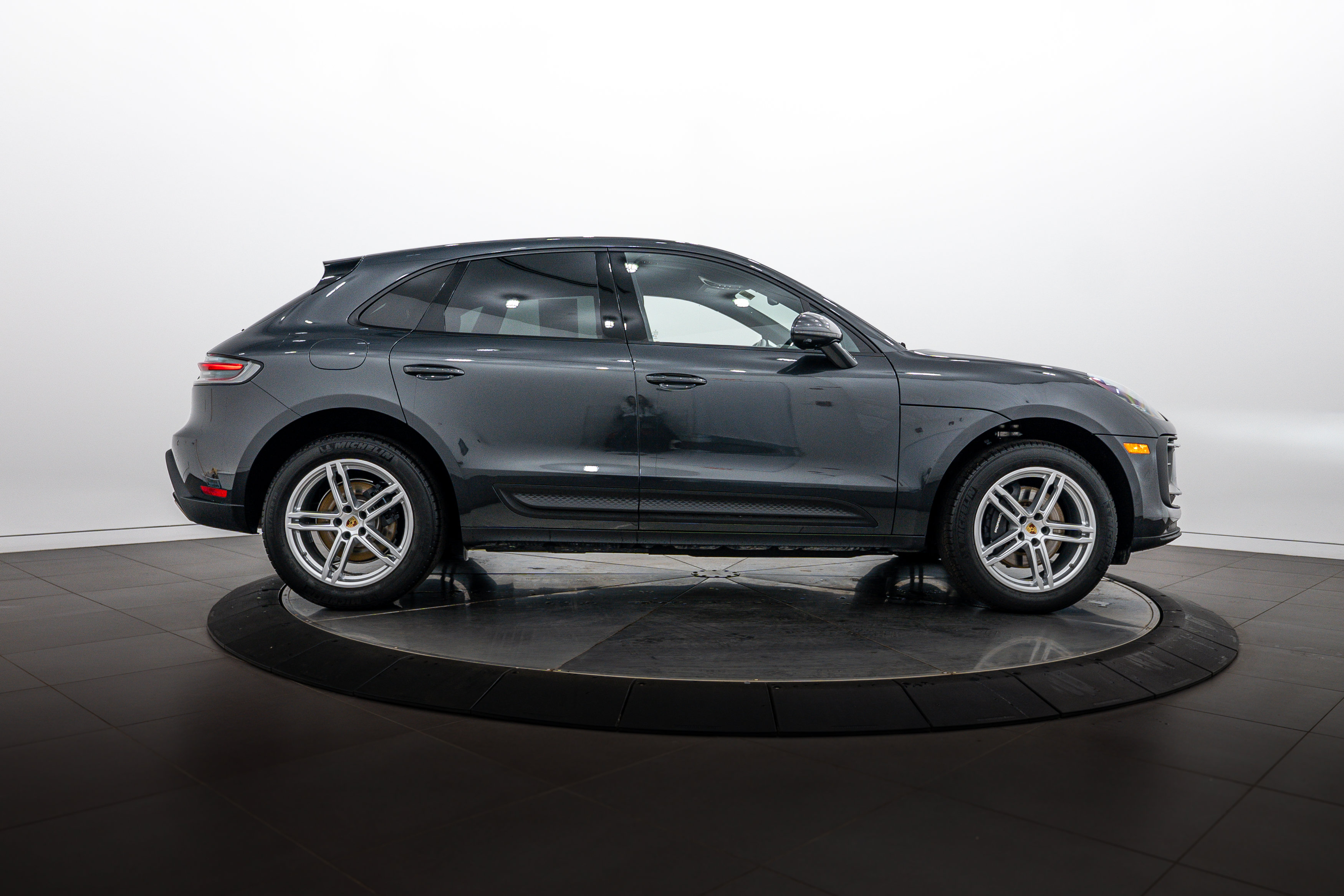 Certified 2026 Porsche Macan AWD/4WD image 8