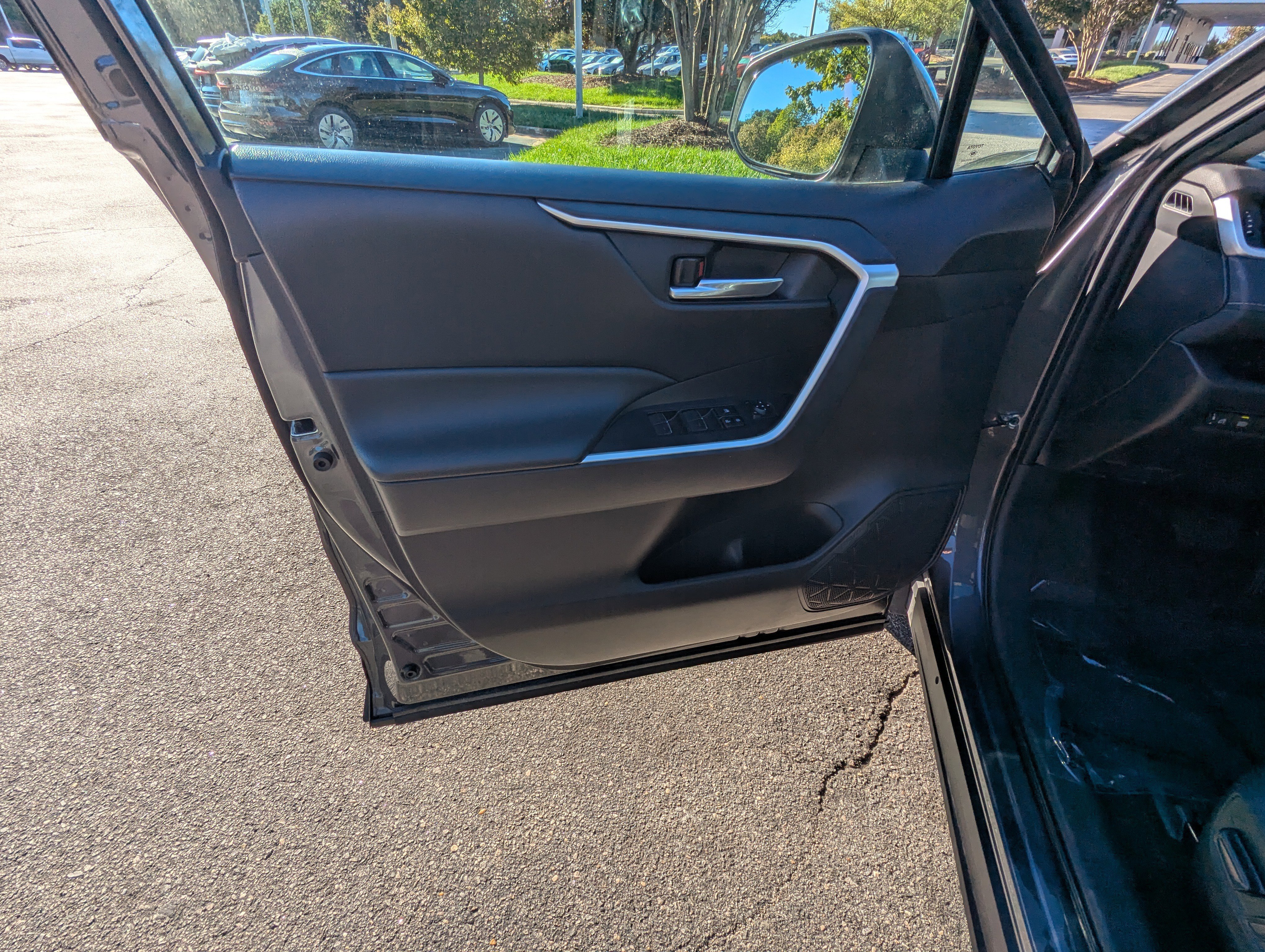 Used 2023 Toyota RAV4 XLE image 15