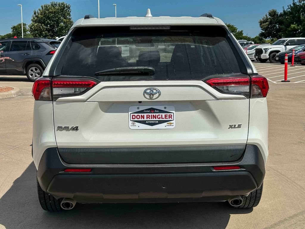Used 2021 Toyota RAV4 XLE Premium FWD image 4
