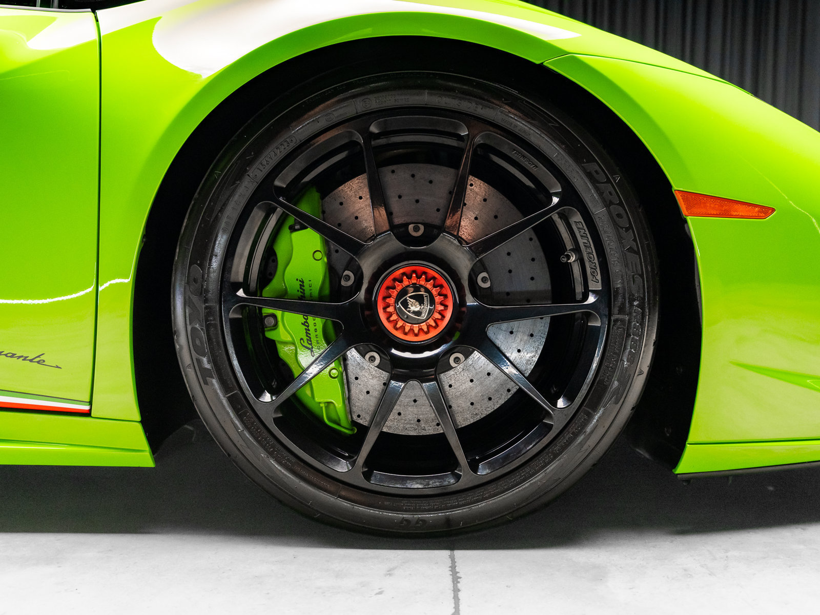 Used 2018 Lamborghini Huracan Performante AWD/4WD image 30