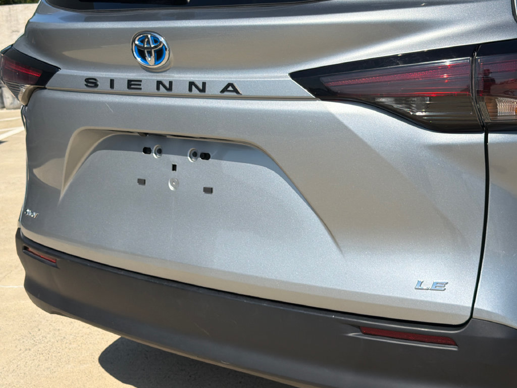 Used 2025 Toyota Sienna LE FWD image 5