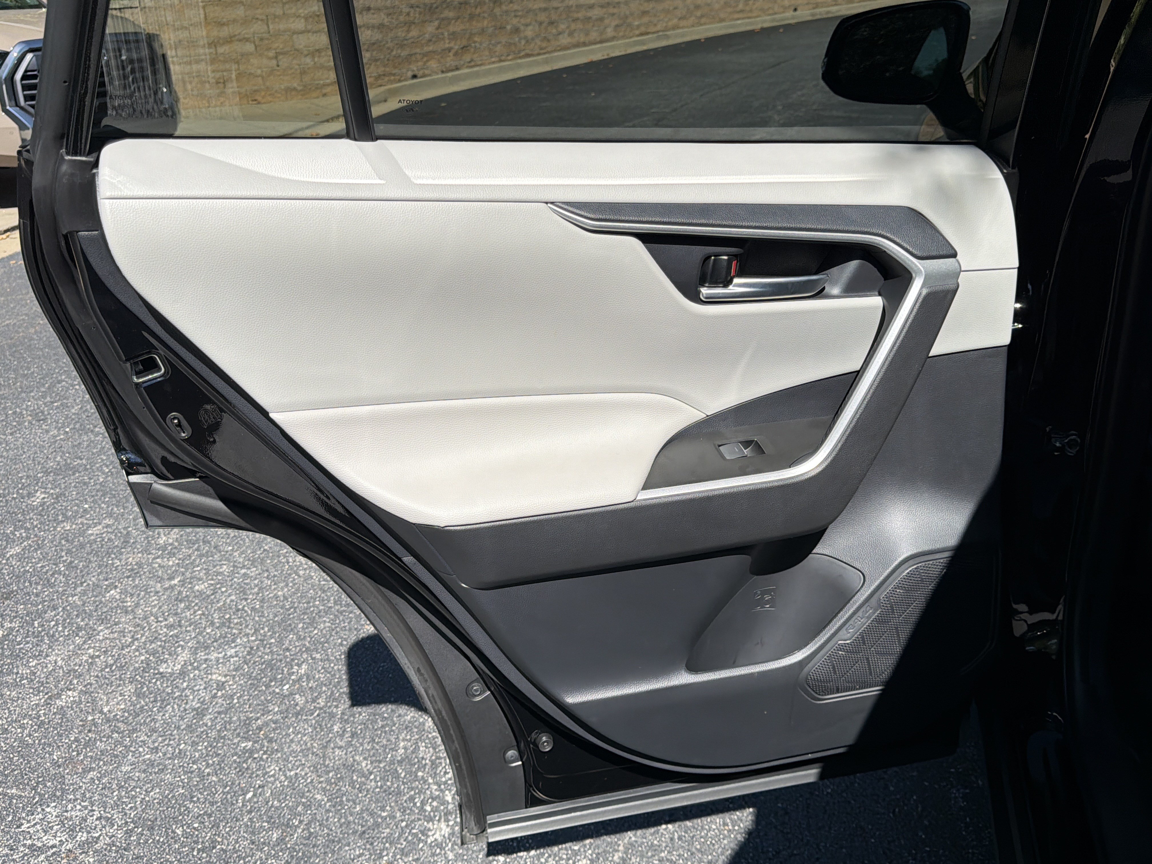 Used 2025 Toyota RAV4 XLE w/ Convenience Package FWD image 22