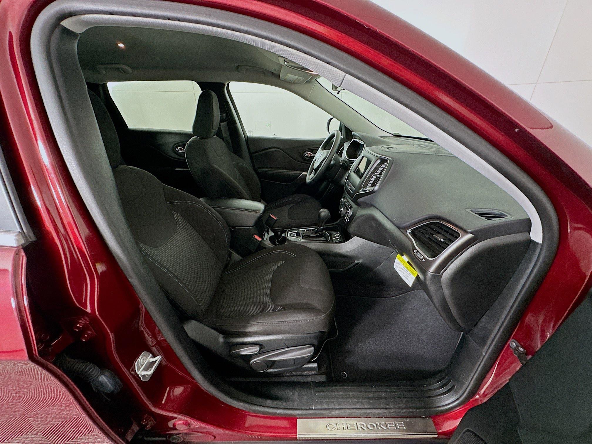 Used 2019 Jeep Cherokee Latitude w/ Popular Appearance Group image 29