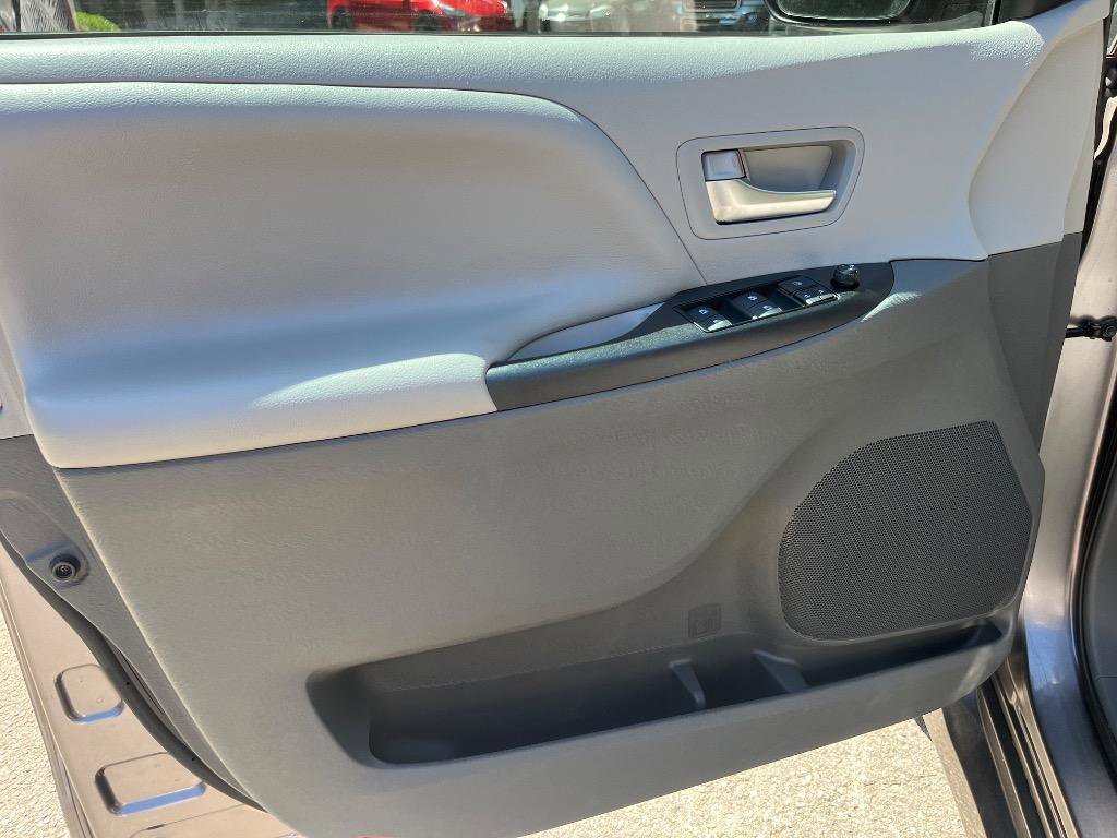Used 2019 Toyota Sienna LE FWD image 13