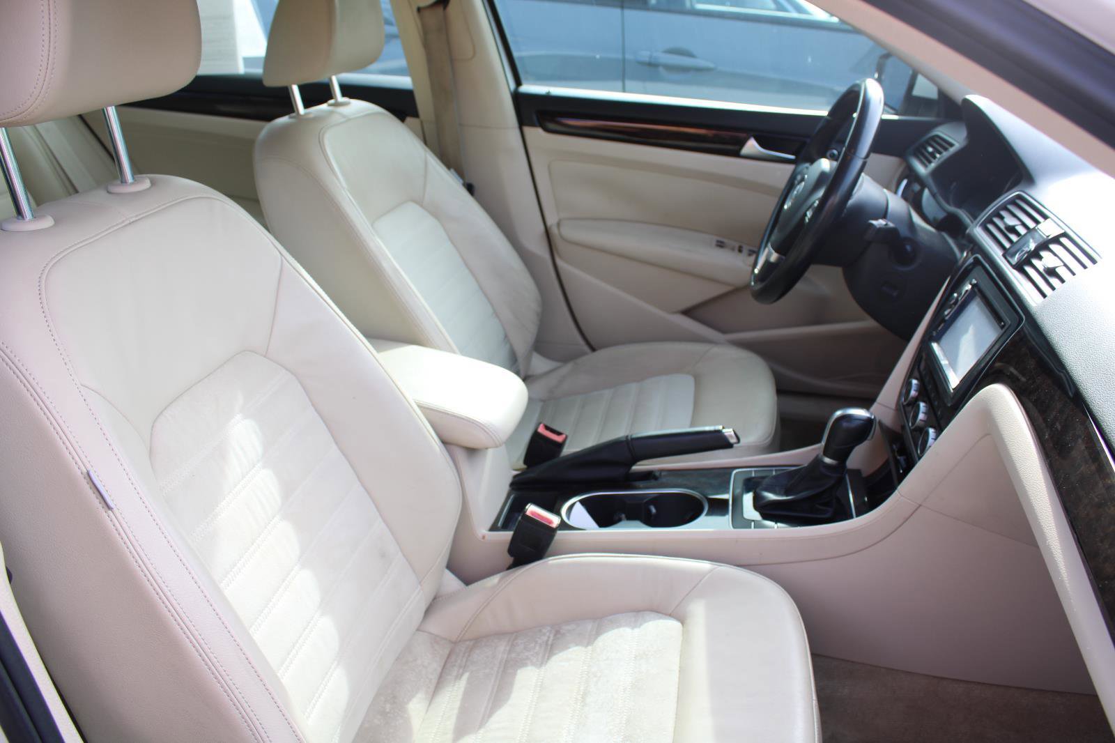 Used 2015 Volkswagen Passat TDI SEL Premium image 4