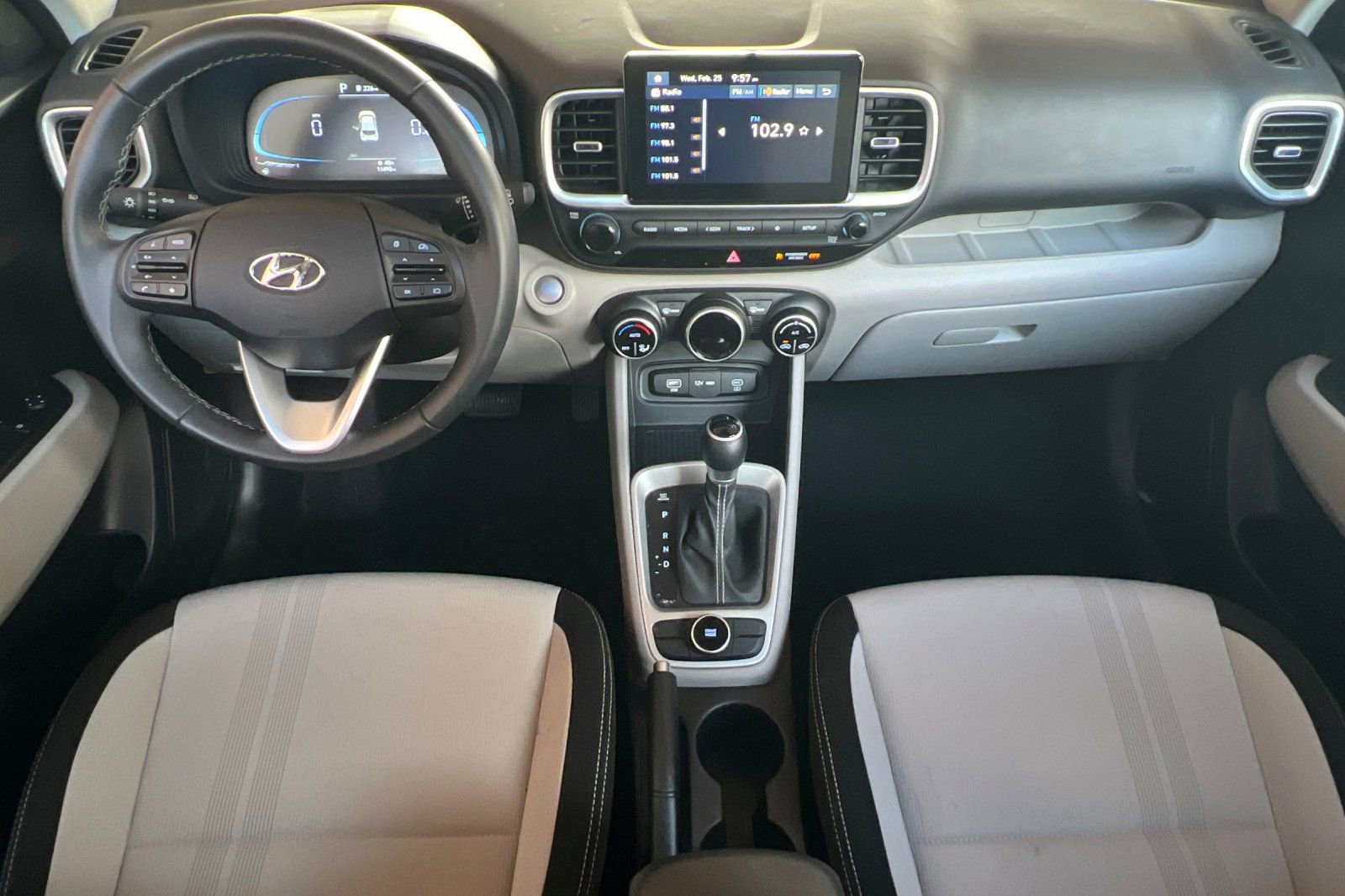 Used 2025 Hyundai Venue SEL image 18
