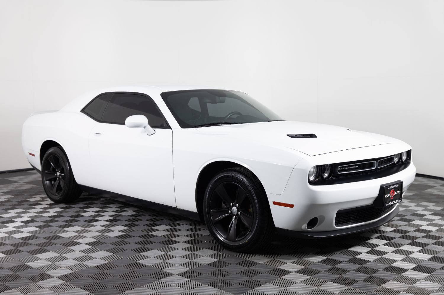 Used 2018 Dodge Challenger SXT RWD image 10