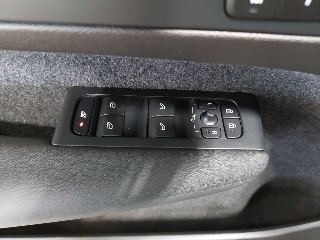 Used 2024 Volvo XC40 B5 Plus w/ Climate Package AWD/4WD image 28