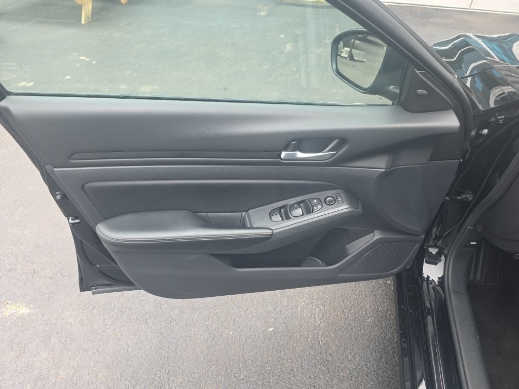 Used 2025 Nissan Altima 2.5 SV FWD image 12