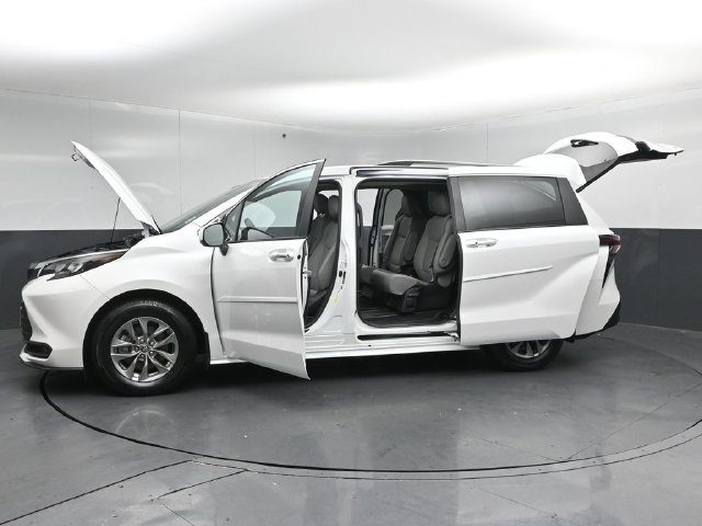 Used 2025 Toyota Sienna XLE w/ XLE Plus Package AWD/4WD image 55