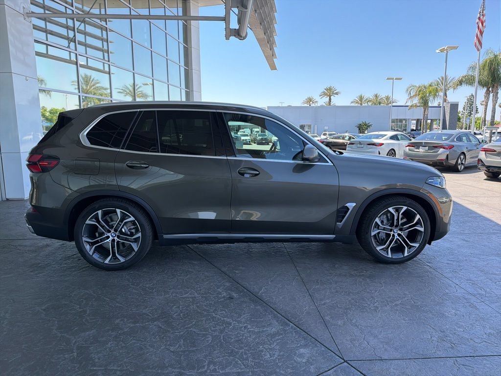 New 2026 BMW X5 xDrive50e w/ Premium Package AWD/4WD image 3