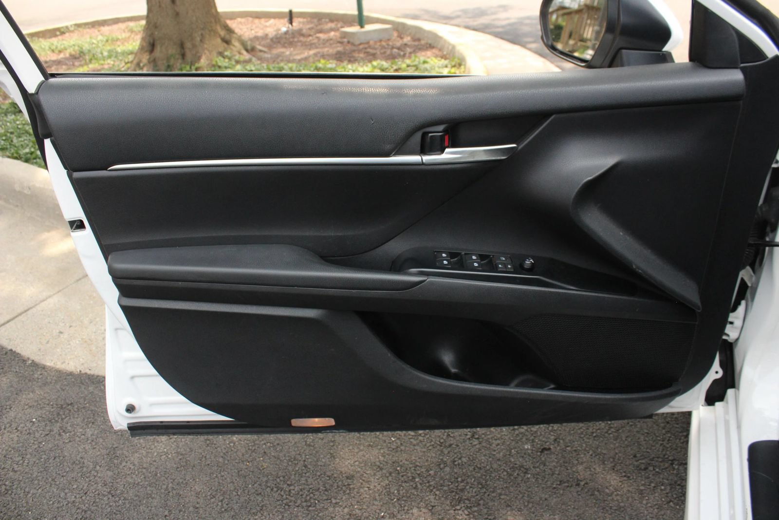 Used 2019 Toyota Camry SE FWD image 14
