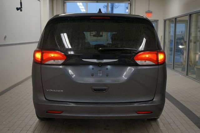 Used 2022 Chrysler Voyager LX image 3