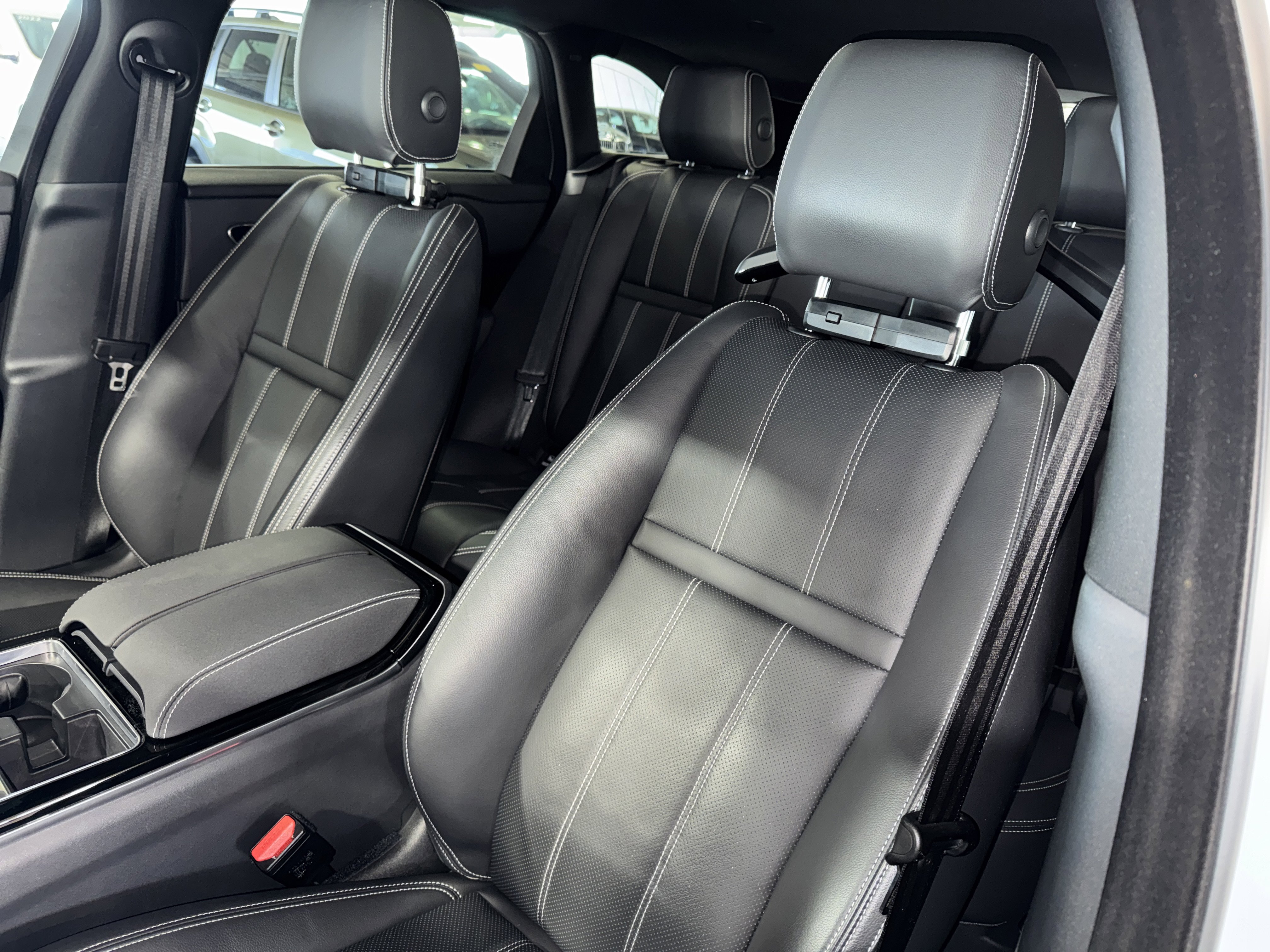 Used 2023 Land Rover Range Rover Velar R-Dynamic S image 32