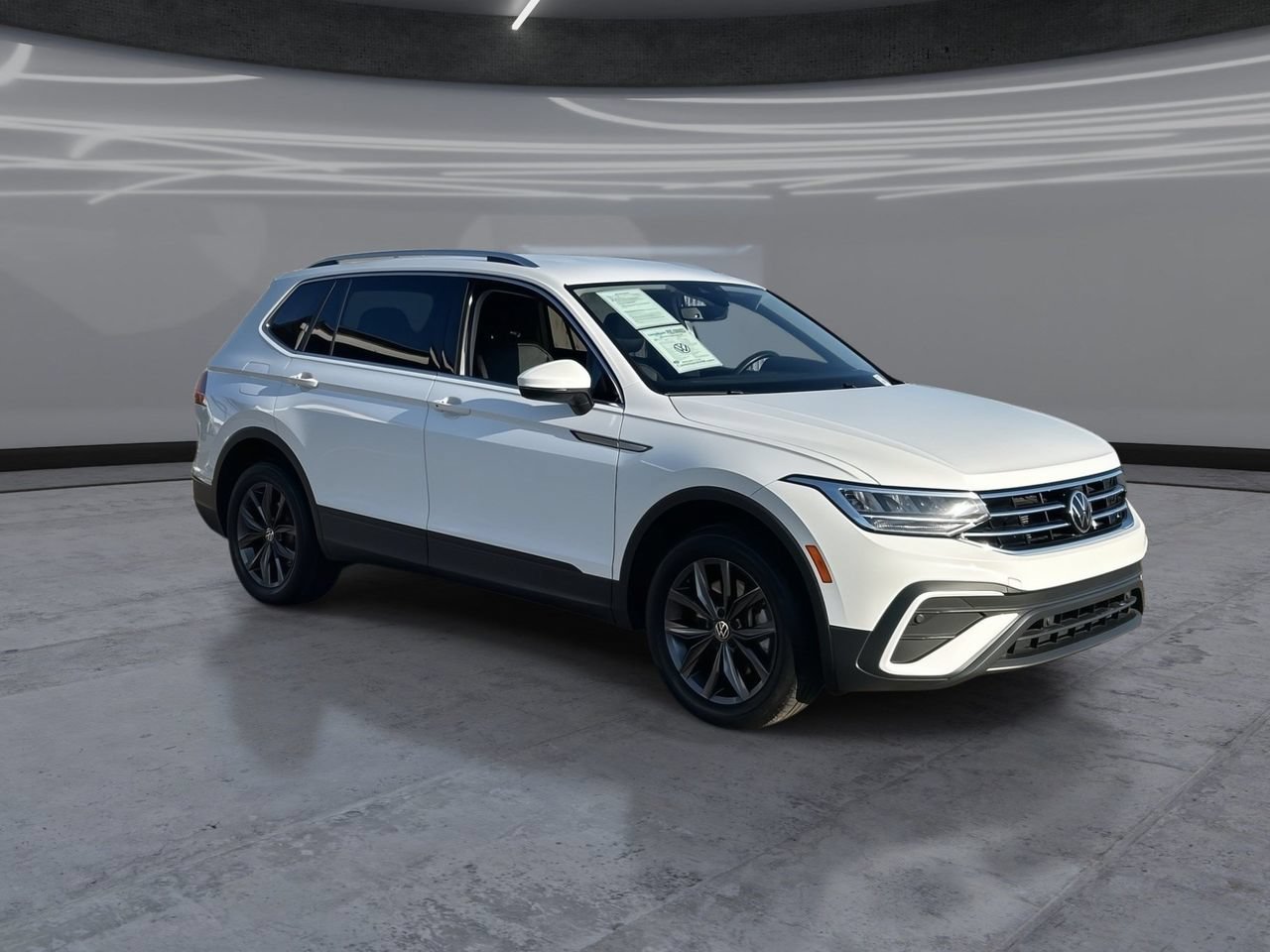 Used 2022 Volkswagen Tiguan SE FWD image 2