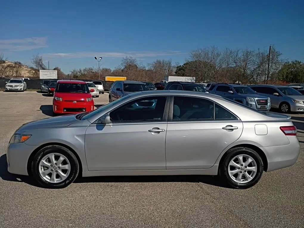 Used 2011 Toyota Camry XLE image 2