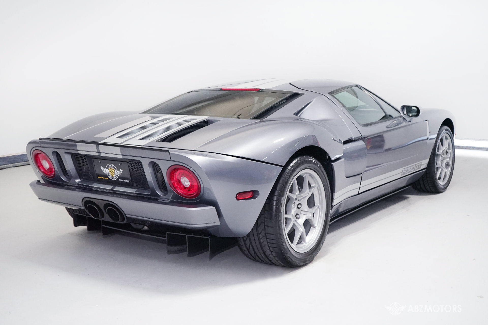 Used 2006 Ford GT RWD image 5
