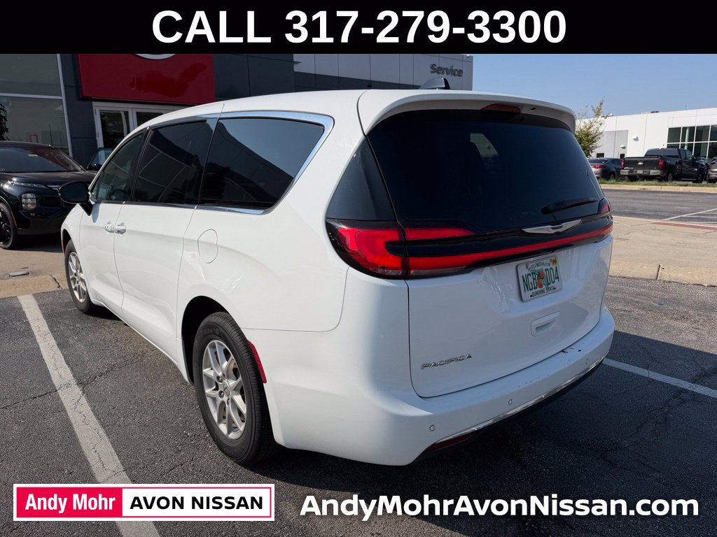 Used 2025 Chrysler Pacifica Select FWD image 6
