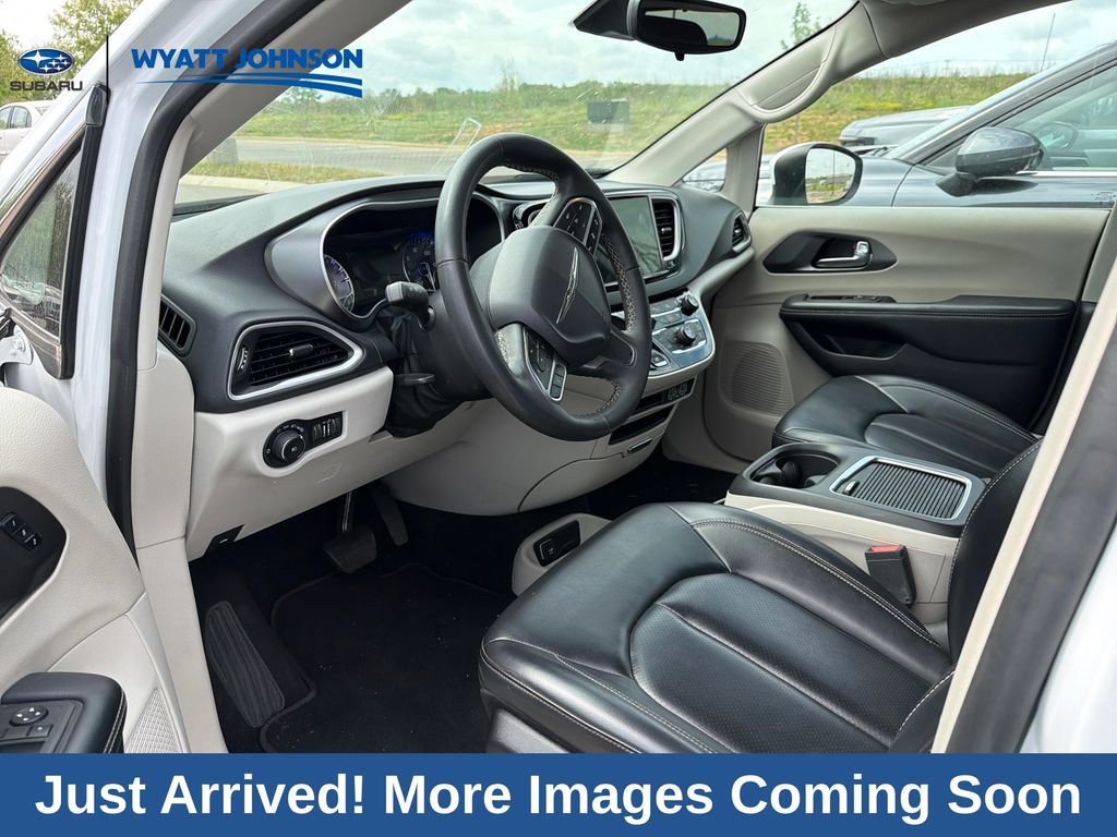 Used 2023 Chrysler Pacifica Touring-L image 10